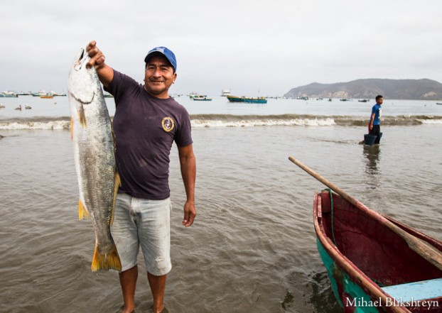 Puerto Lopez fishermen offloading and selling catch