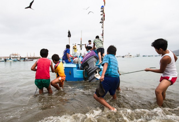 Puerto Lopez fishermen offloading and selling catch