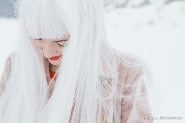 Young woman with a white wig and red lipstick