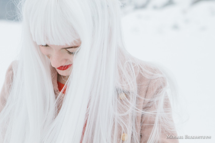 Young woman with a white wig and red lipstick